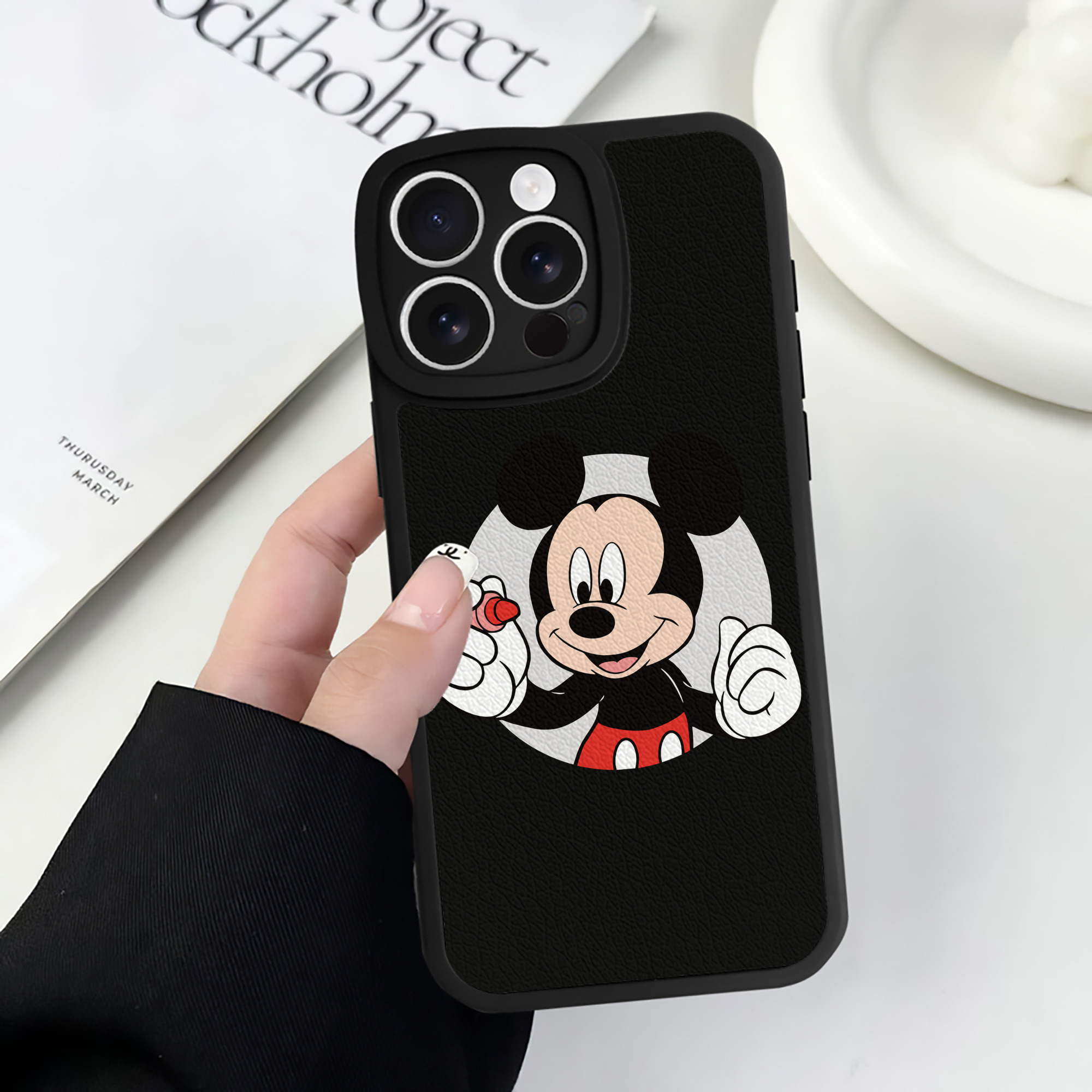 （画像用） ミッキーマウス Mickey Mouse 【iPhone 16シリーズ対応】シリコンスマホケース（レザー調） 材質：シリコン